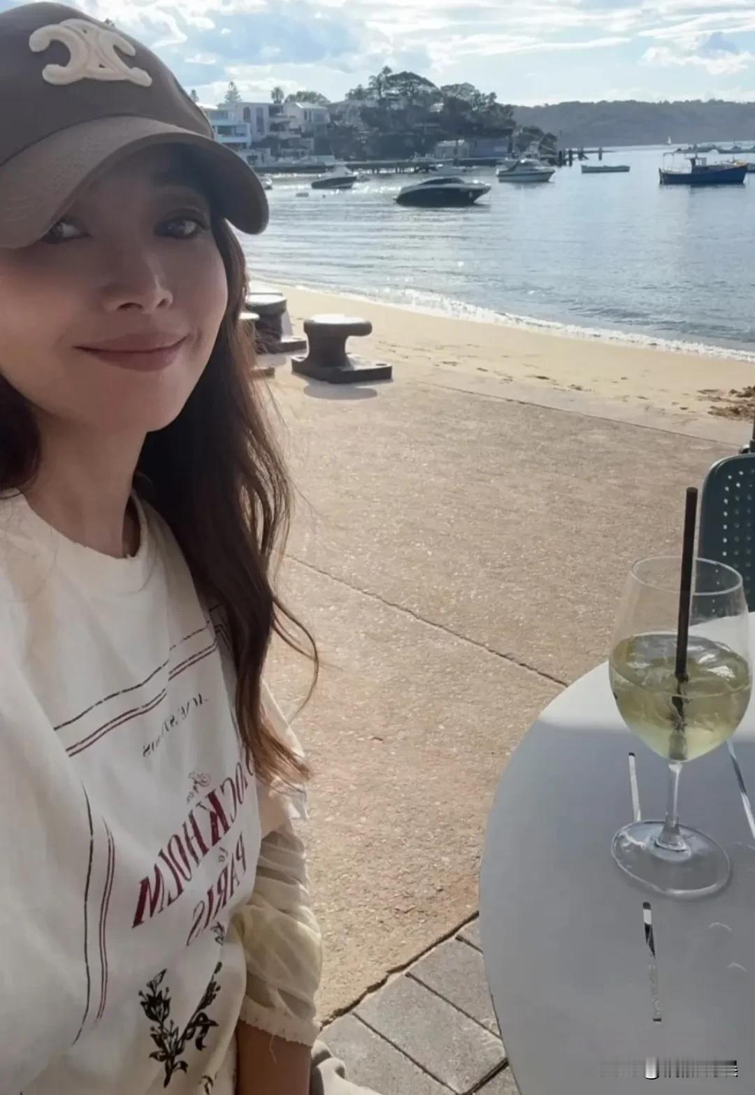 侯佩岑晒一家四口澳洲度假照，虽然没有露出家人们的正脸，可是看着这些背影，也莫名就