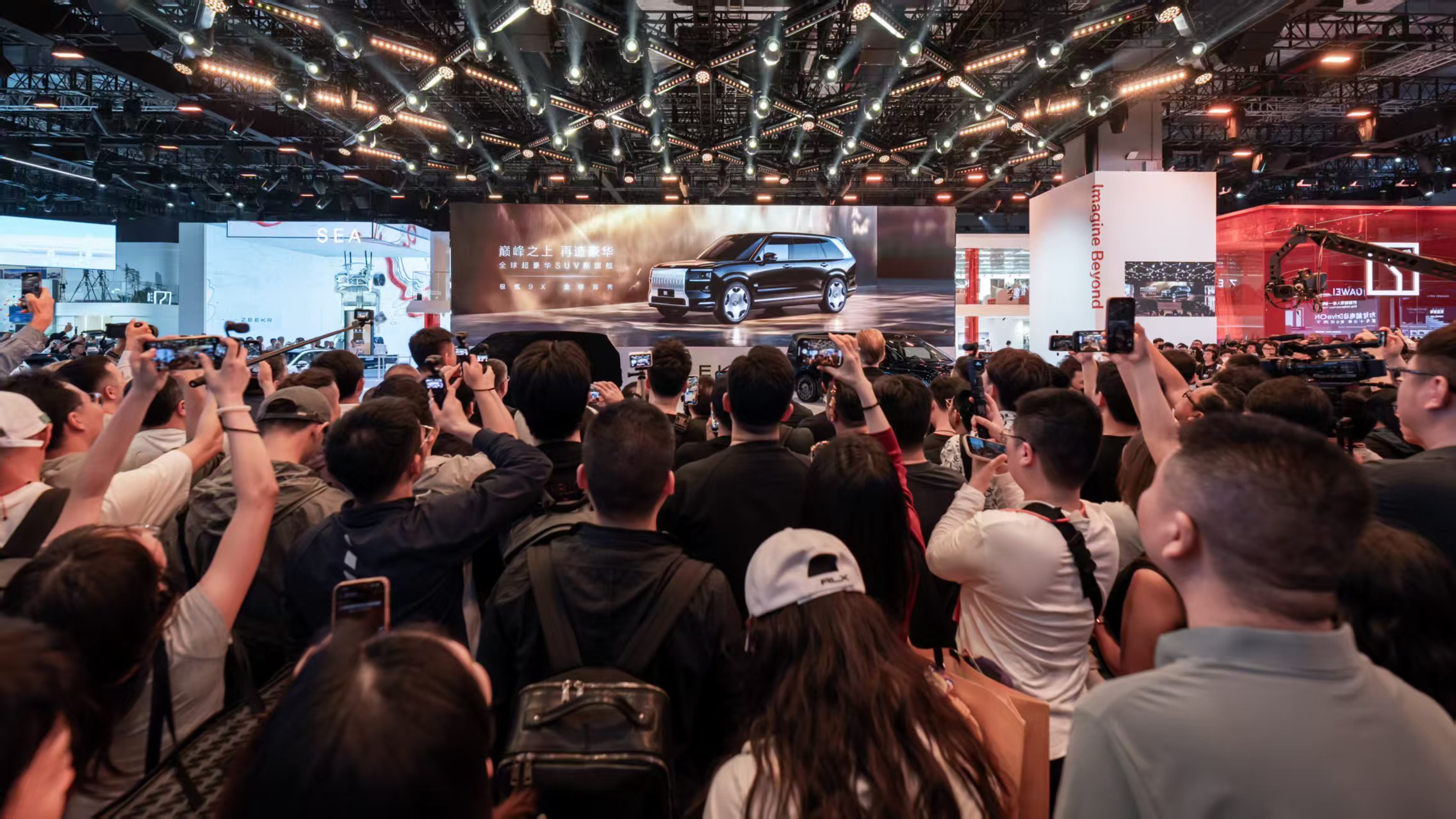 这次在上海车展可是被极氪给秀到了！他们家那台全新的旗舰SUV——极氪9X，全
