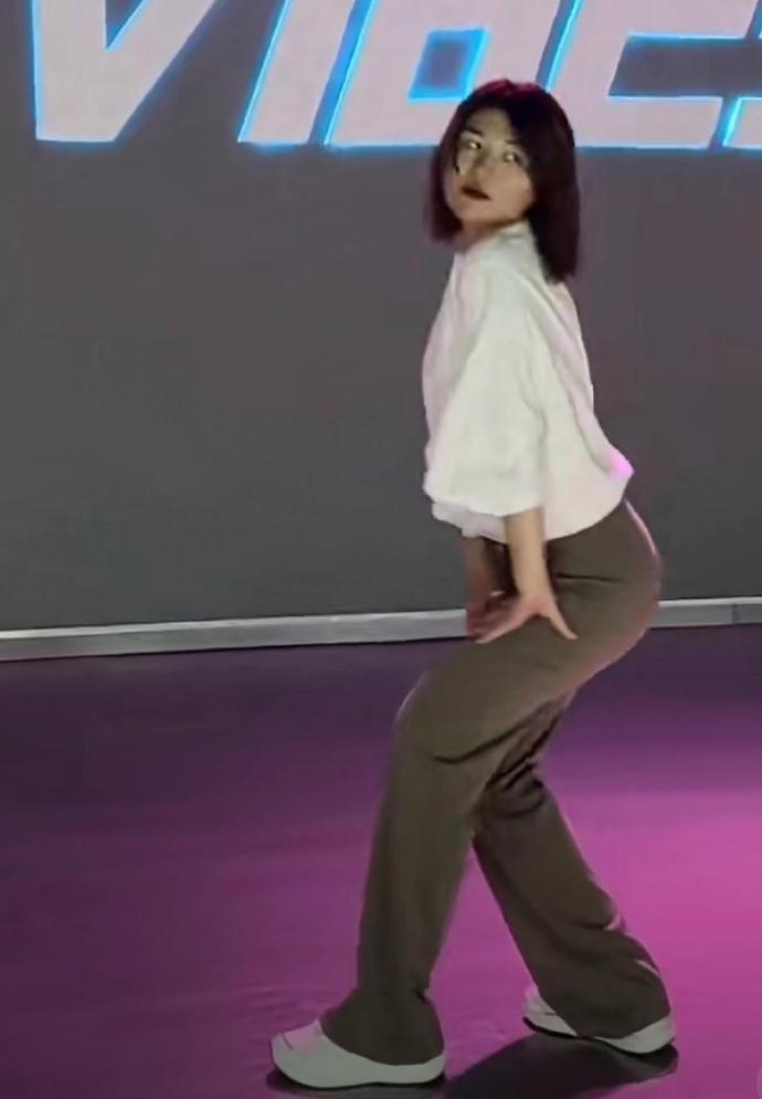 杨天真现在瘦的估计就是100多斤儿了。瘦去了一半的体重。这个人真的是狠人，曾