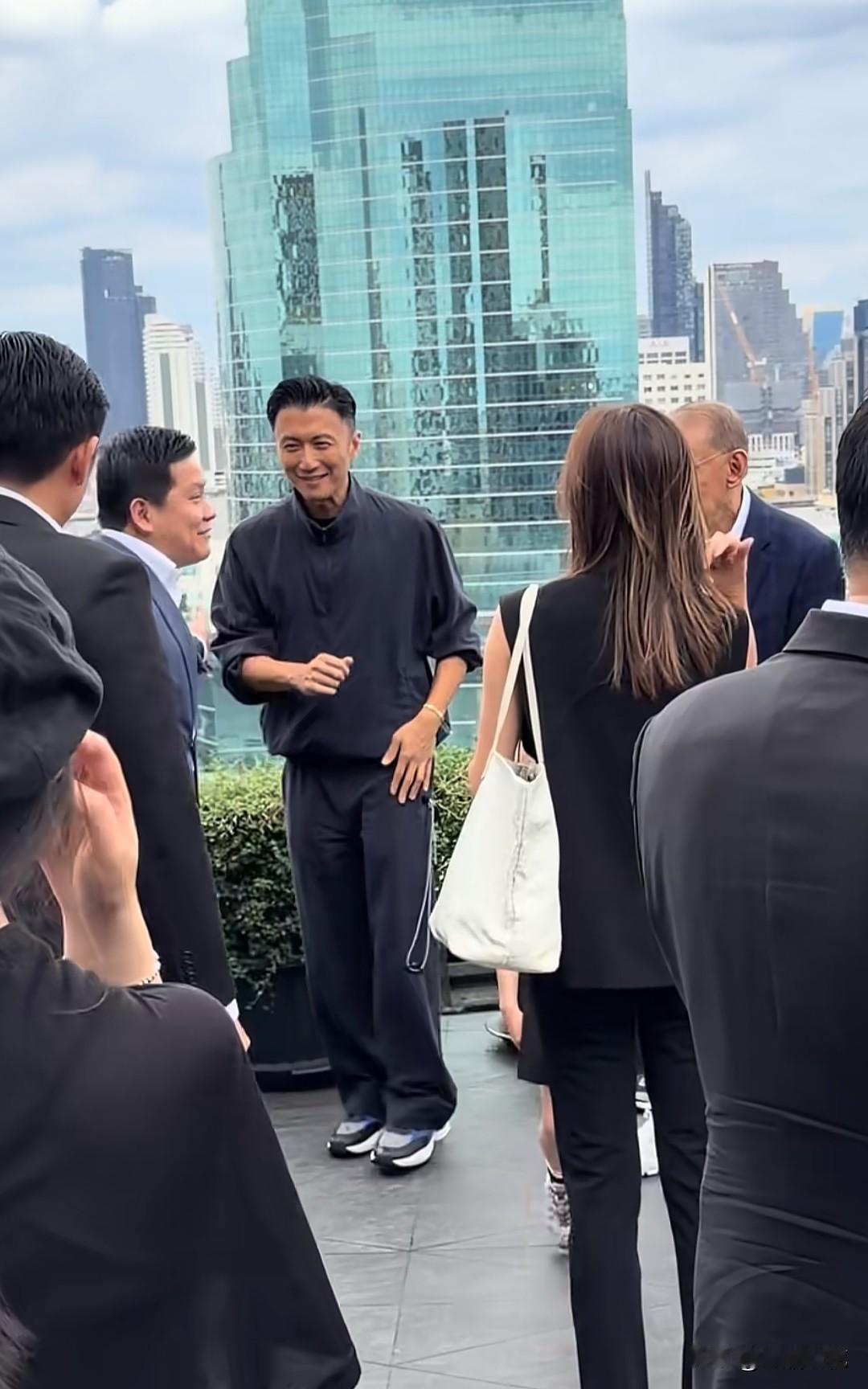 有网友在泰国曼谷IconSiam楼顶偶遇谢霆锋出席活动。古铜色的皮肤，五官俊朗
