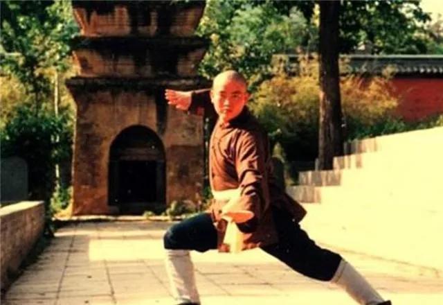 1987年，少林寺穷的揭不开锅了。也是这一年，老方丈释行正圆寂，22岁的释永信