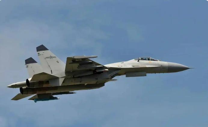 美国要彻底绝望了，解放军300架歼11B可升级氮化镓相控阵雷达，可搭载霹雳15，