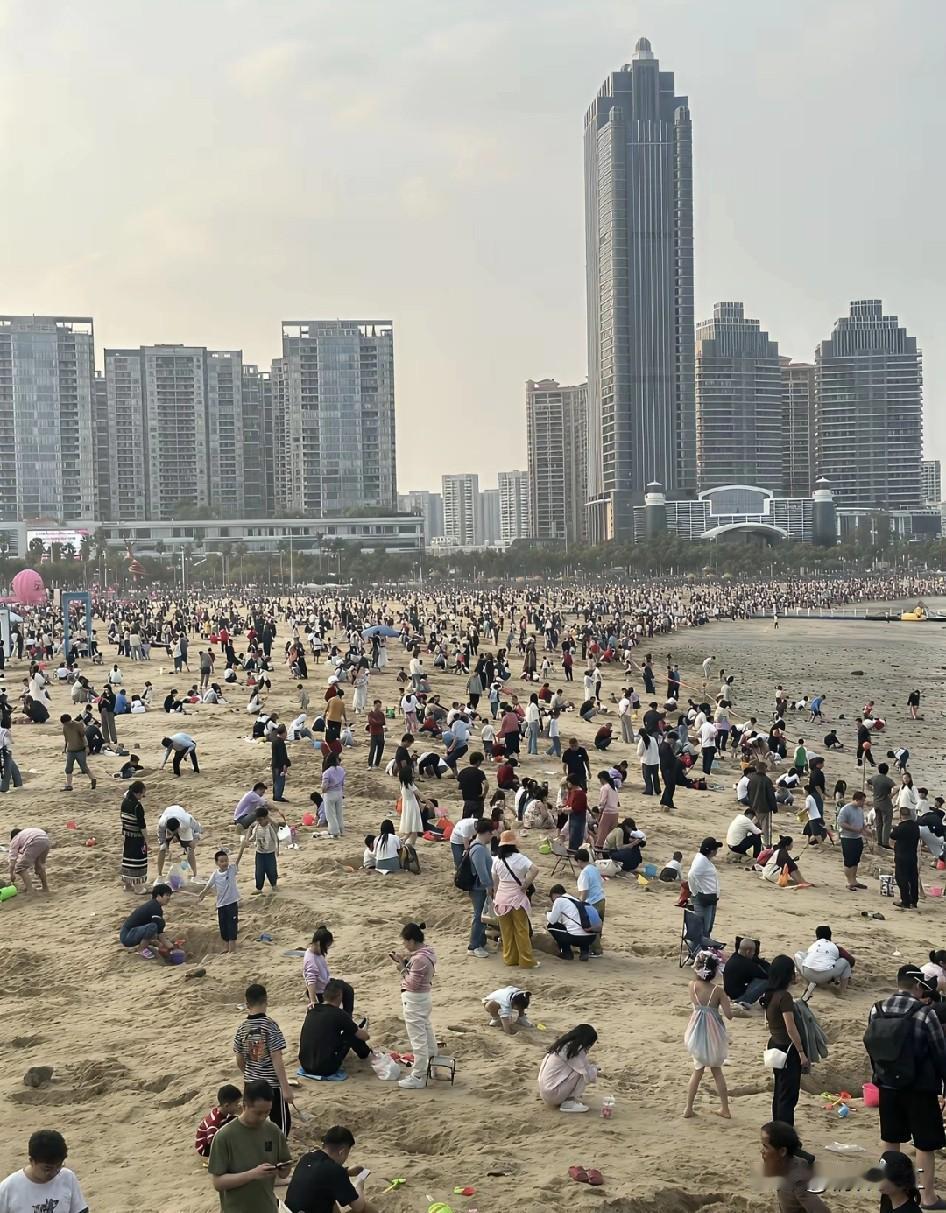 诸如五一、十一、春节这样的假期，湛江的金沙湾沙滩上就是人从众模式。其实也是很正常