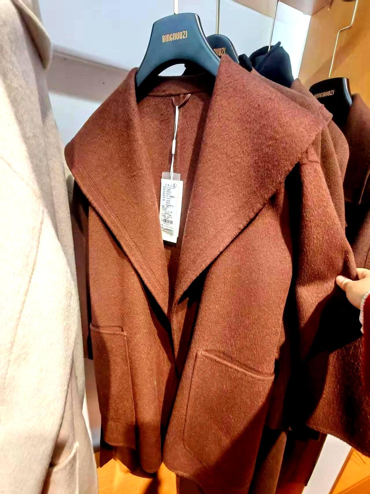 海宁皮革城早就不卖“土豪皮”了，现在叫“过冬衣柜”。160万平米，3500