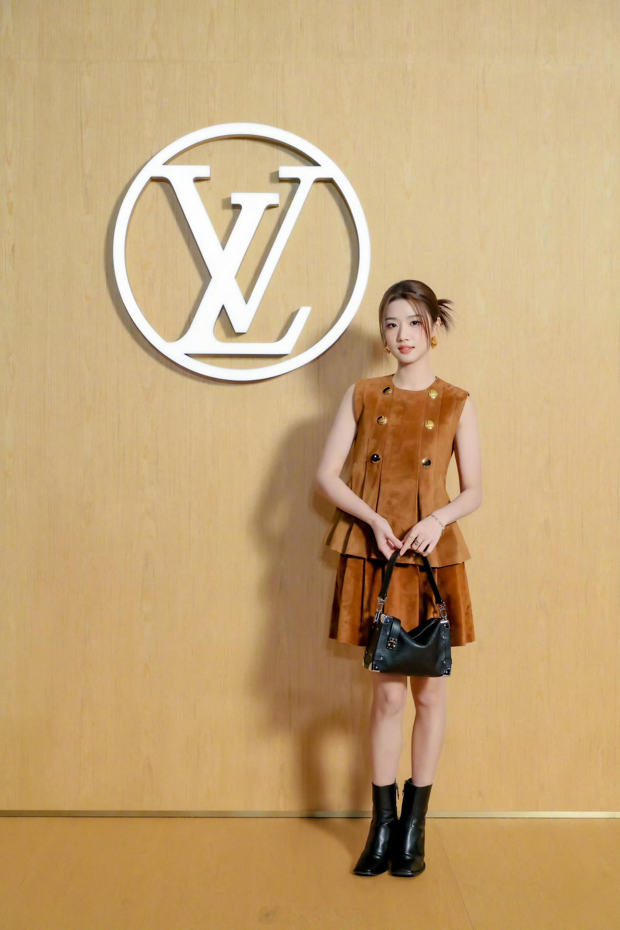 恭喜卢昱晓成为LV路易威登品牌挚友！🎉第一个蓝血奢牌到手，演员卢昱晓越来越好