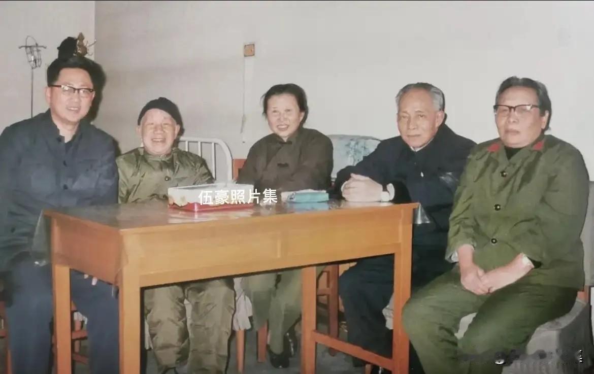 1981年，粟裕大将因突发脑溢血住进了北京解放军总医院（301医院）。此时，粟裕