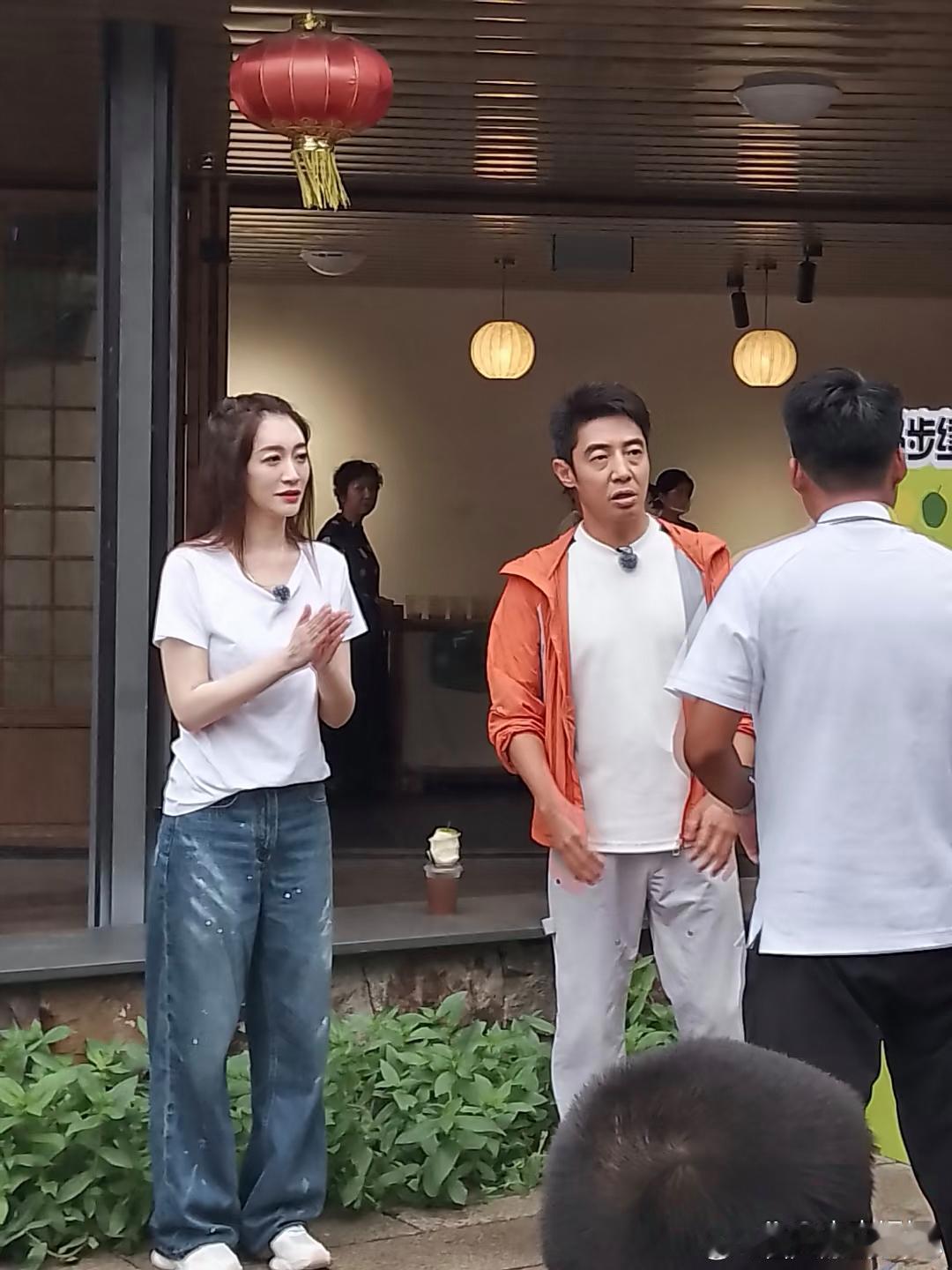 49岁李小冉现身江苏，她真人好瘦，皮肤白到发光，看着太年轻了！​​​