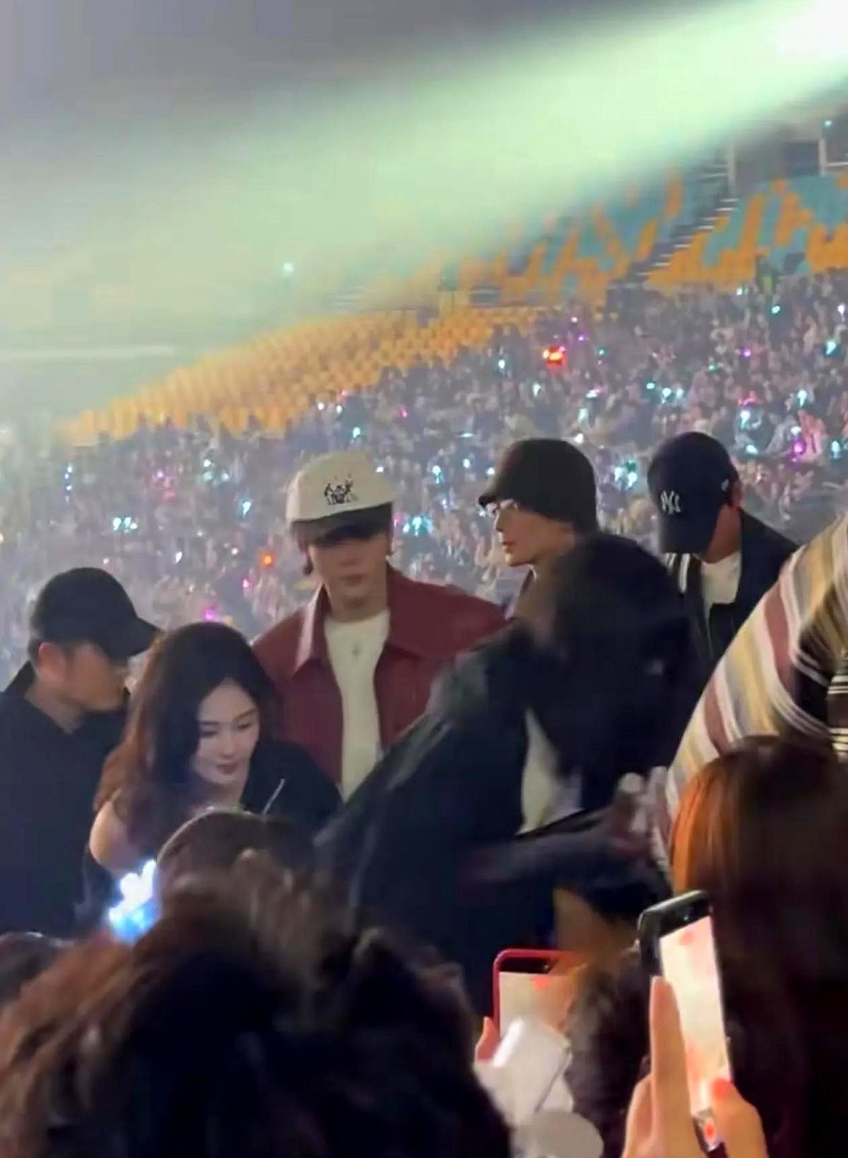 娱乐圈最绝的关系，叫灯下黑。两个人，七个月，五场旅行，十八个朋友轮番当“背景板