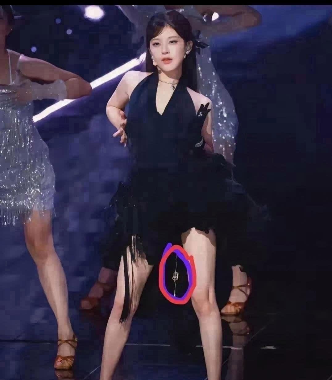 赵露思还真不是装的。我发现她真的是有问题！你看她表演的时候，裙子下面…耳返掉了都