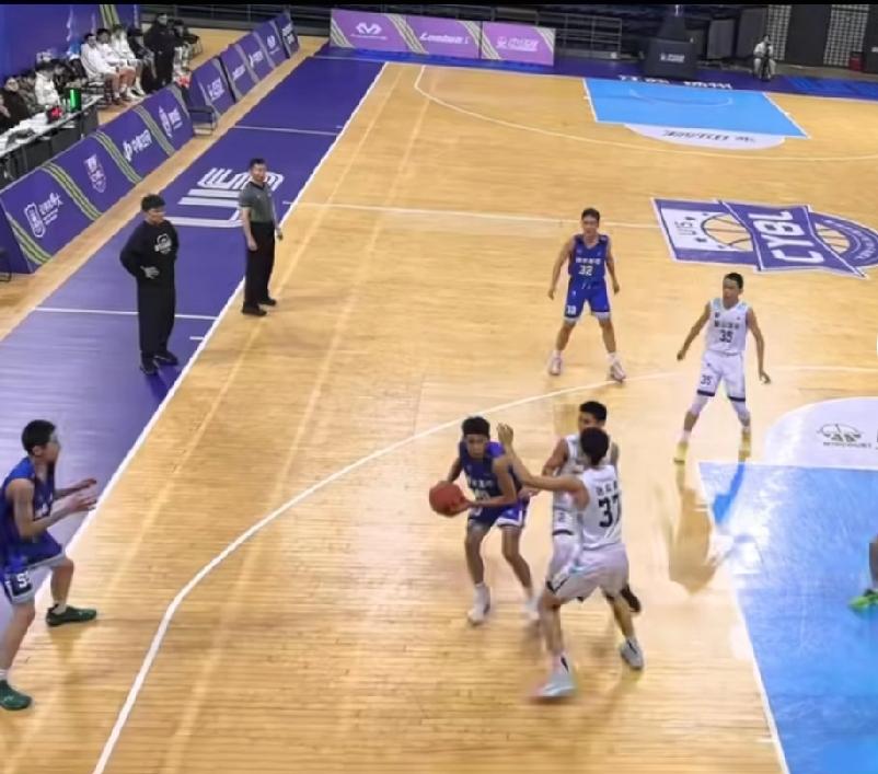 杜锋儿子虎头，打全国U15联赛成为控卫，当场33分只能是暂时就他爸爸跟王洪泽