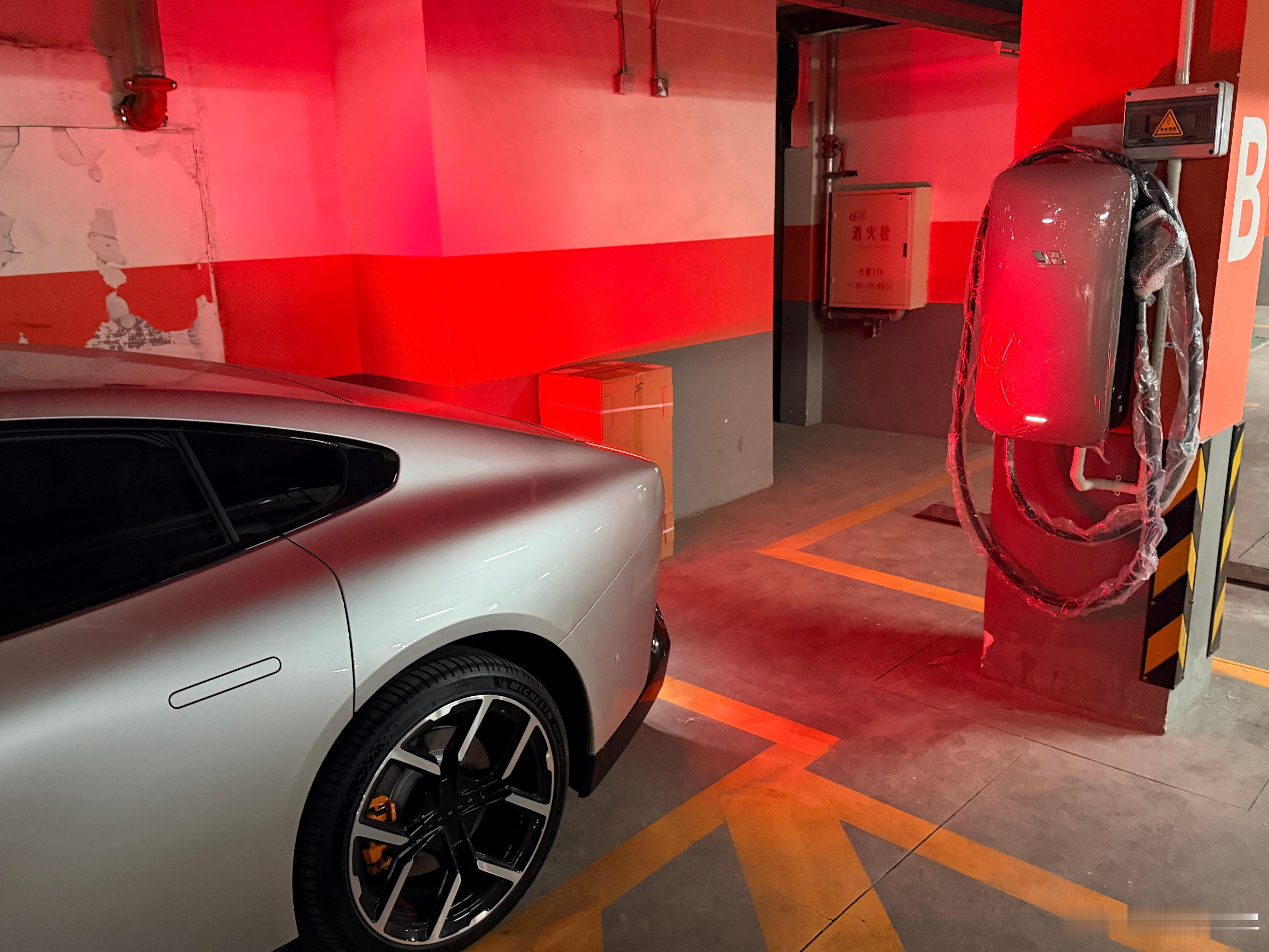 安了个理想20KW充电桩但是第一口奶，被小鹏P7吃了[doge][doge]​