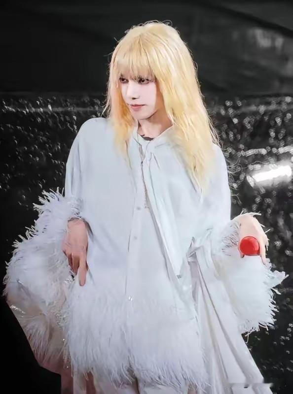 天啊，我们又多了一个“姐妹”华晨宇香港演唱会女装造型惹非议，金发浓妆