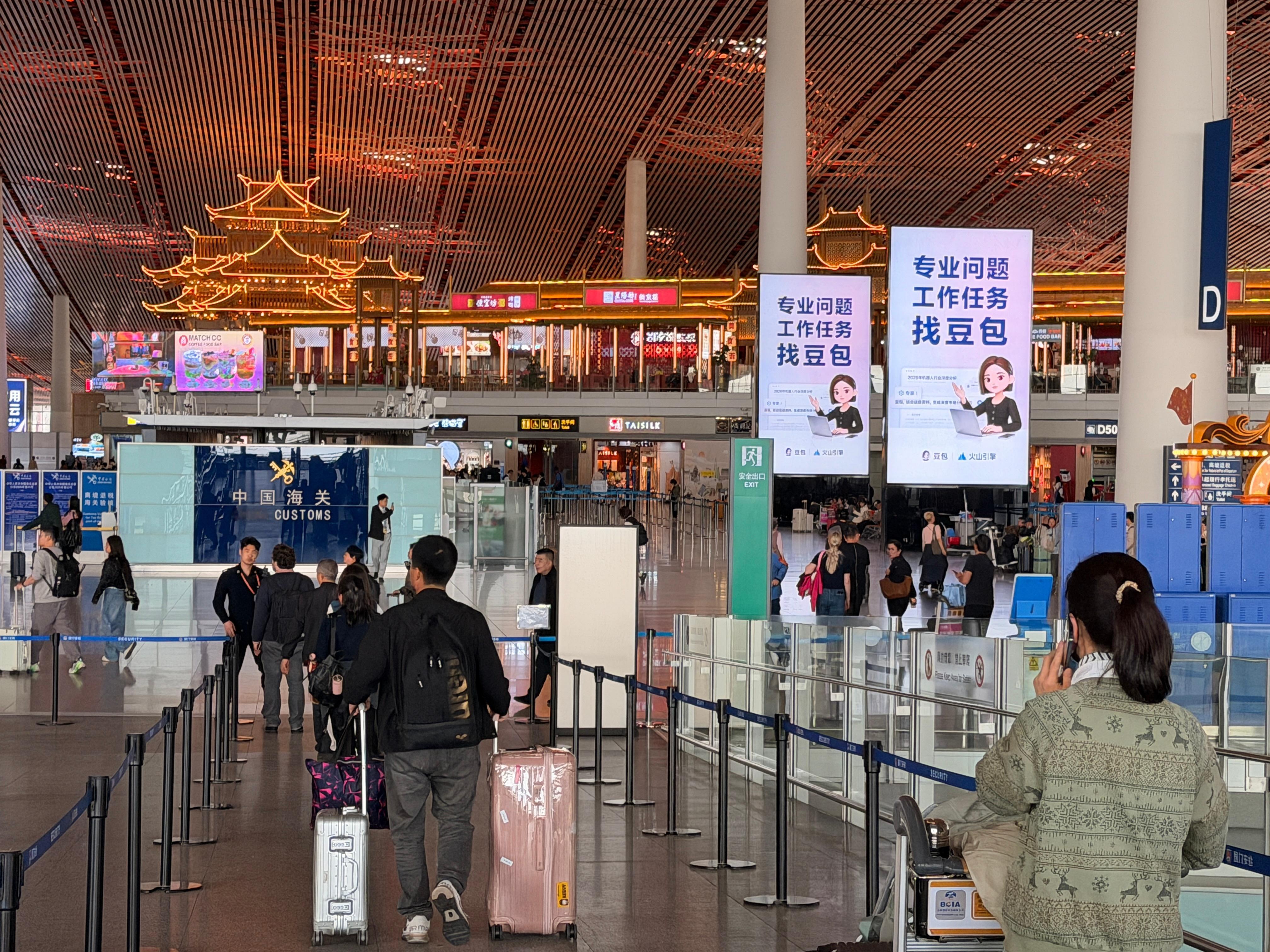 在飞机上遇到两件特别难绷的事。1）一个操着老北京味，说话特别黏糊的哥们。上来晚了