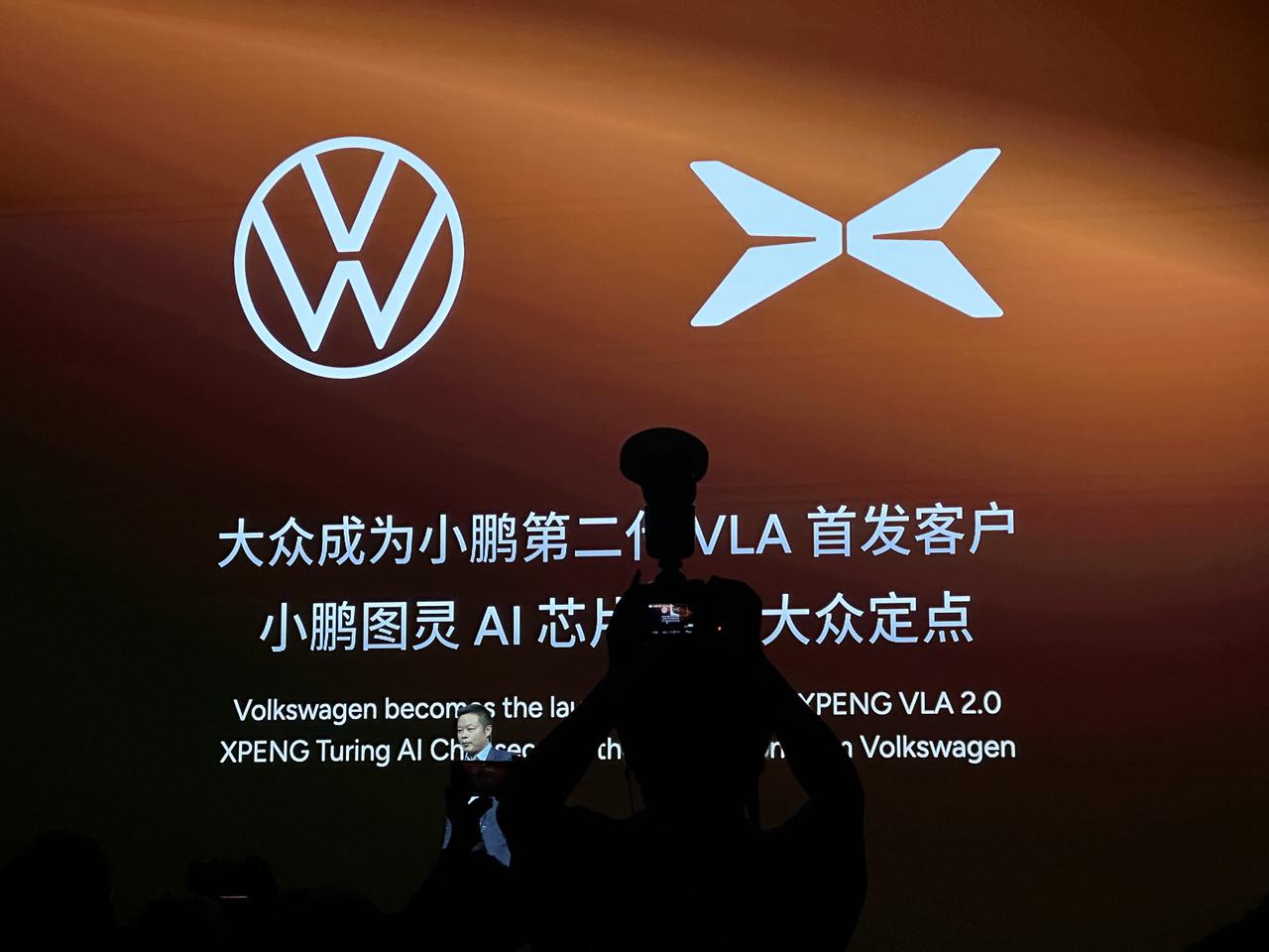 王炸来了！何小鹏宣布小鹏第二代VLA大模型全球开源，大众直接拿下首发战略合作伙