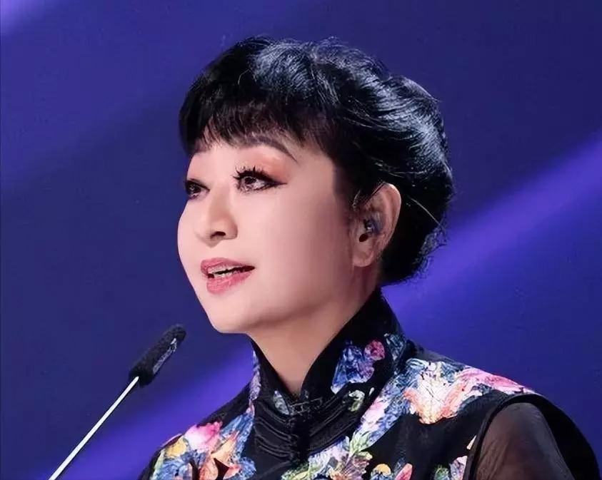 说殷秀梅情感史混乱，她第一段婚姻鲜少被提及，那时年轻不懂婚姻，最后以失败告终。之