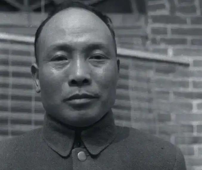1949年5月，上海解放在即，城内局势紧张压抑，京沪杭警备总司令部的办公室内，却