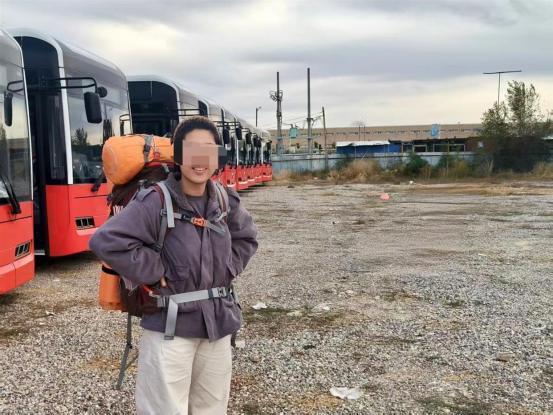 9月19日，湖北十堰，一男子接到公司任务，将一辆公交车开到新疆，于是他打算利用这