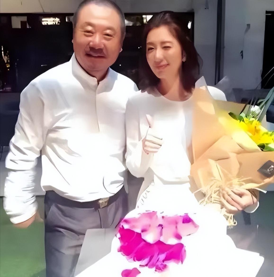 范伟在母亲的逼促下，和一名护士相亲，谁知，对方不仅不说话，连筷子都不愿意动，范伟