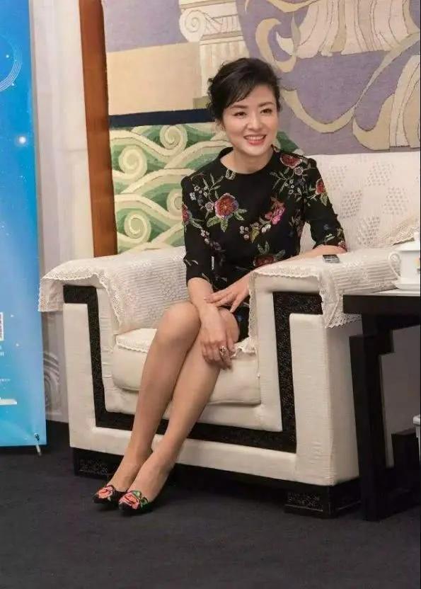 周涛确实是国内主持界气质非常独特的一位，舒展大气又不失柔和，端庄但不端架子，优雅