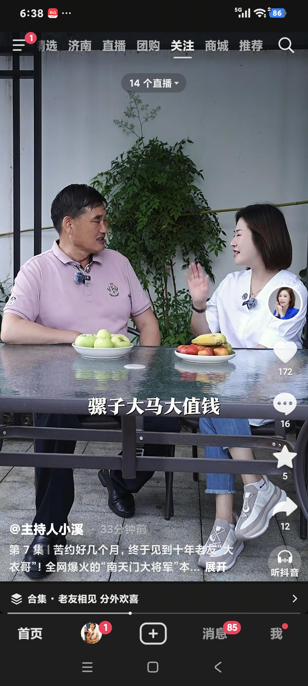 主持人小溪又采访大衣哥朱之文了。小溪说:"你又翻红了，演出特别多″朱之文说:"