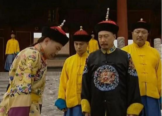 1697年，亲征噶尔丹回京的康熙，虽大胜归来，却表现的很愤怒，他先是处死了太子胤