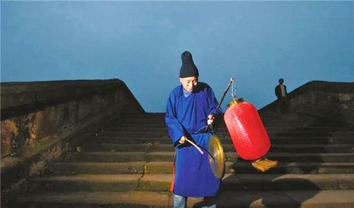 古人为何深夜一定要打更，如果没人打更后果会非常严重，他们的智慧让人叹服。麻烦看