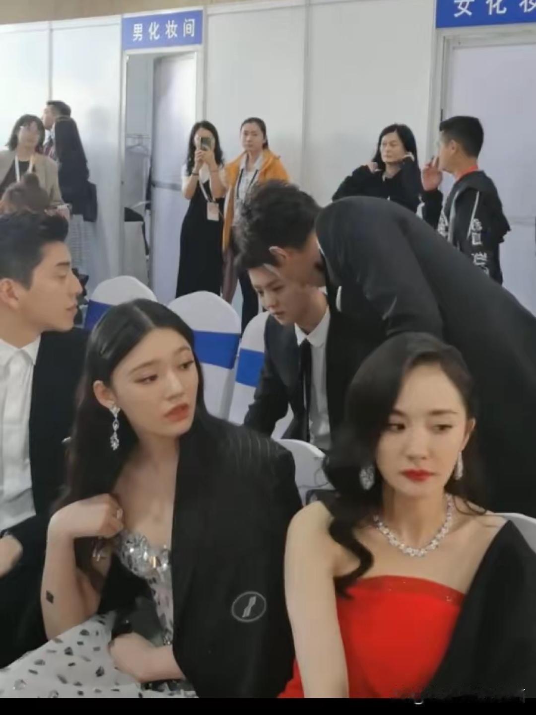 杨幂对林允这态度，真是一点好脸色都不给。两人视线刚对上，杨幂直接甩过去一个大