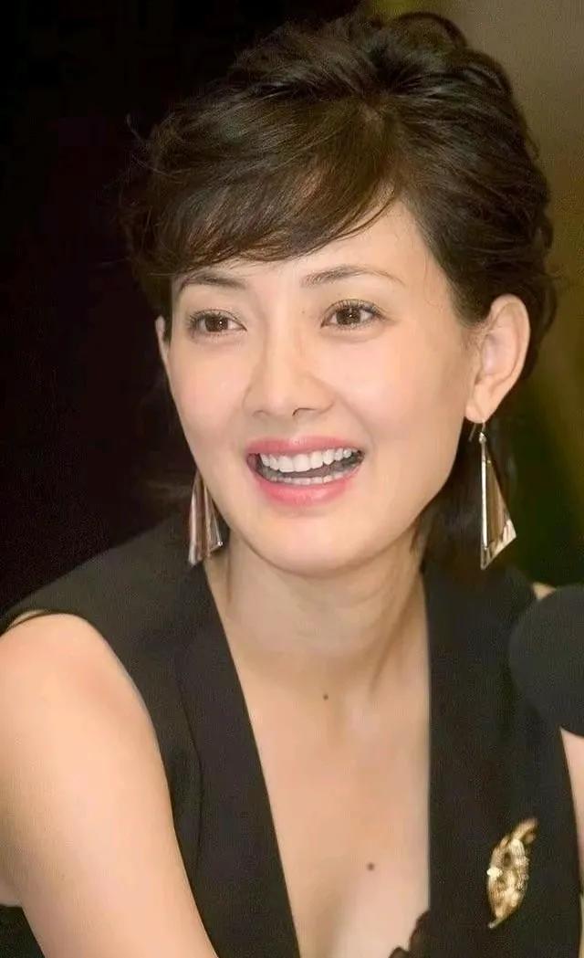 演员牛莉宣布离婚，迎接新生活最近，51岁的著名演员牛莉在社交媒体上公布了自己离