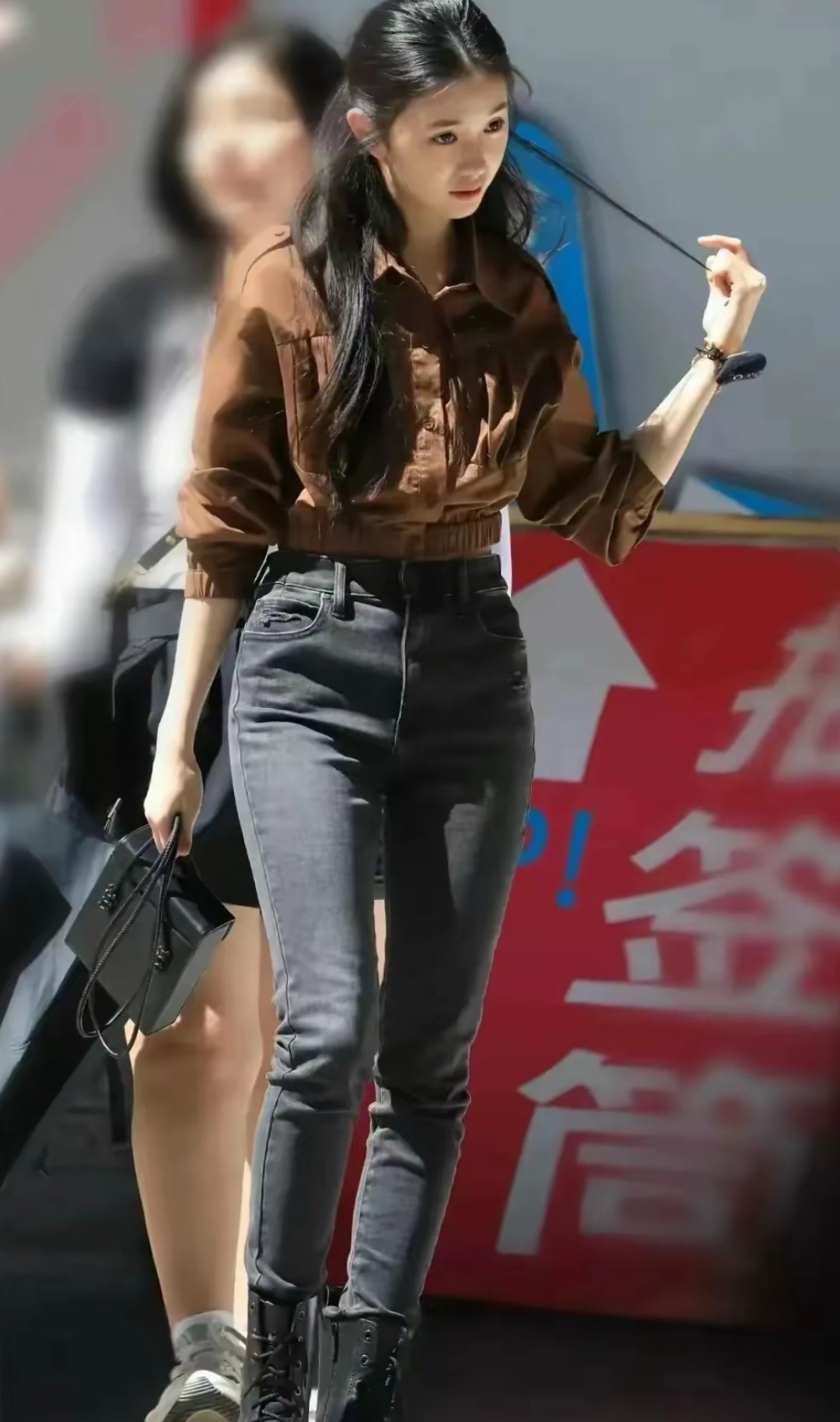 刘浩存的穿搭造型再次引发热议，网友发现她的身材比例堪称完美，简单的白T恤配牛仔裤