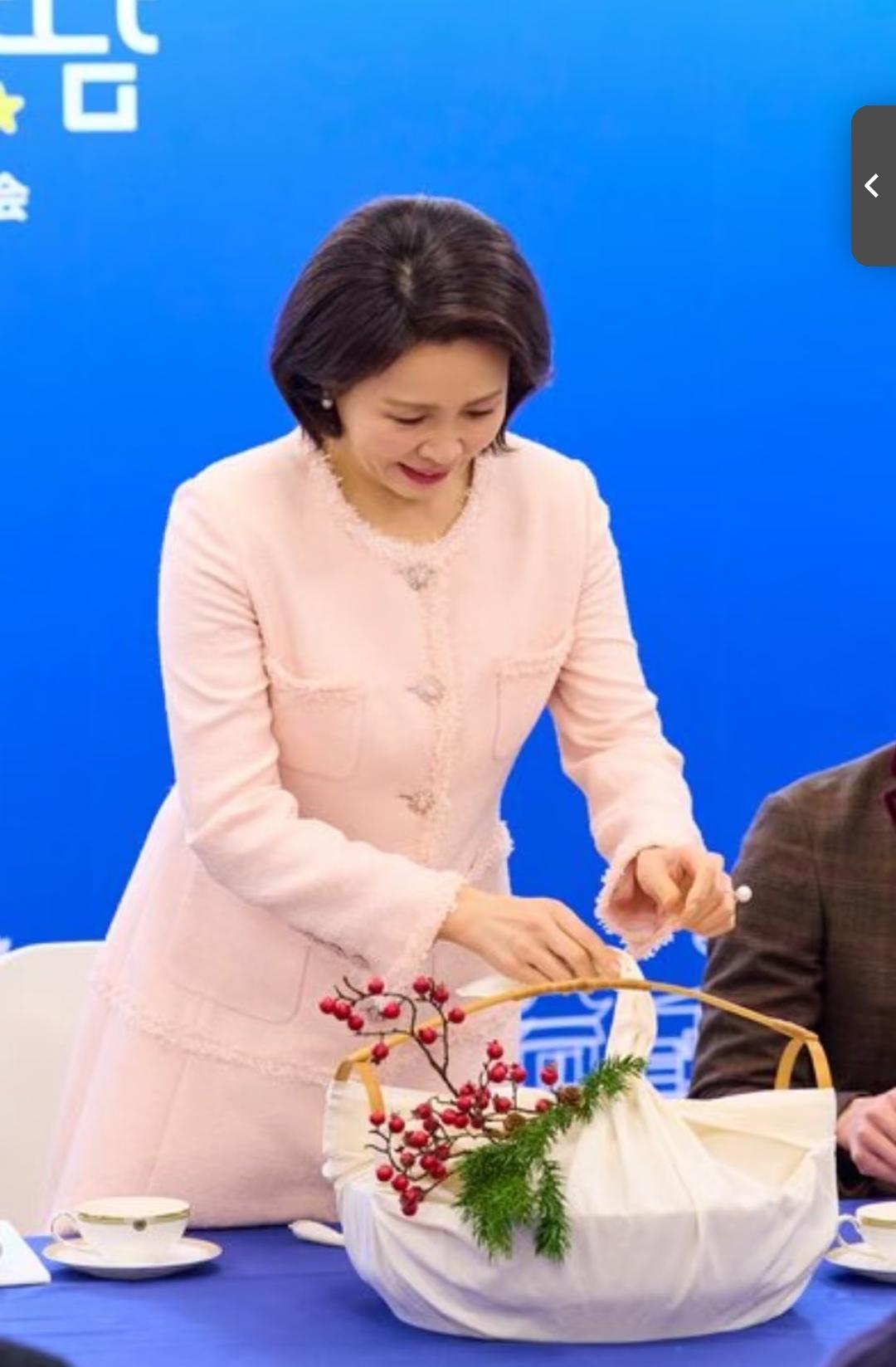 1月13日，韩国总统夫人金惠景在日本参加艺术座谈时，一身粉色套装配利落短发，笑起