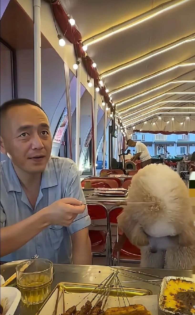 这家餐厅火了！不是生意火了，而是生意彻底凉透了！涉事餐厅为潮阿亮烤翅，事发