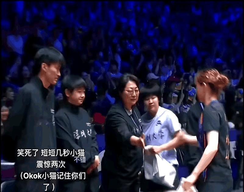 笑不活了！刘炜姗何卓佳你俩儿真逗，这么大个孙颖莎都没看见啊，可能是想跟李雅可