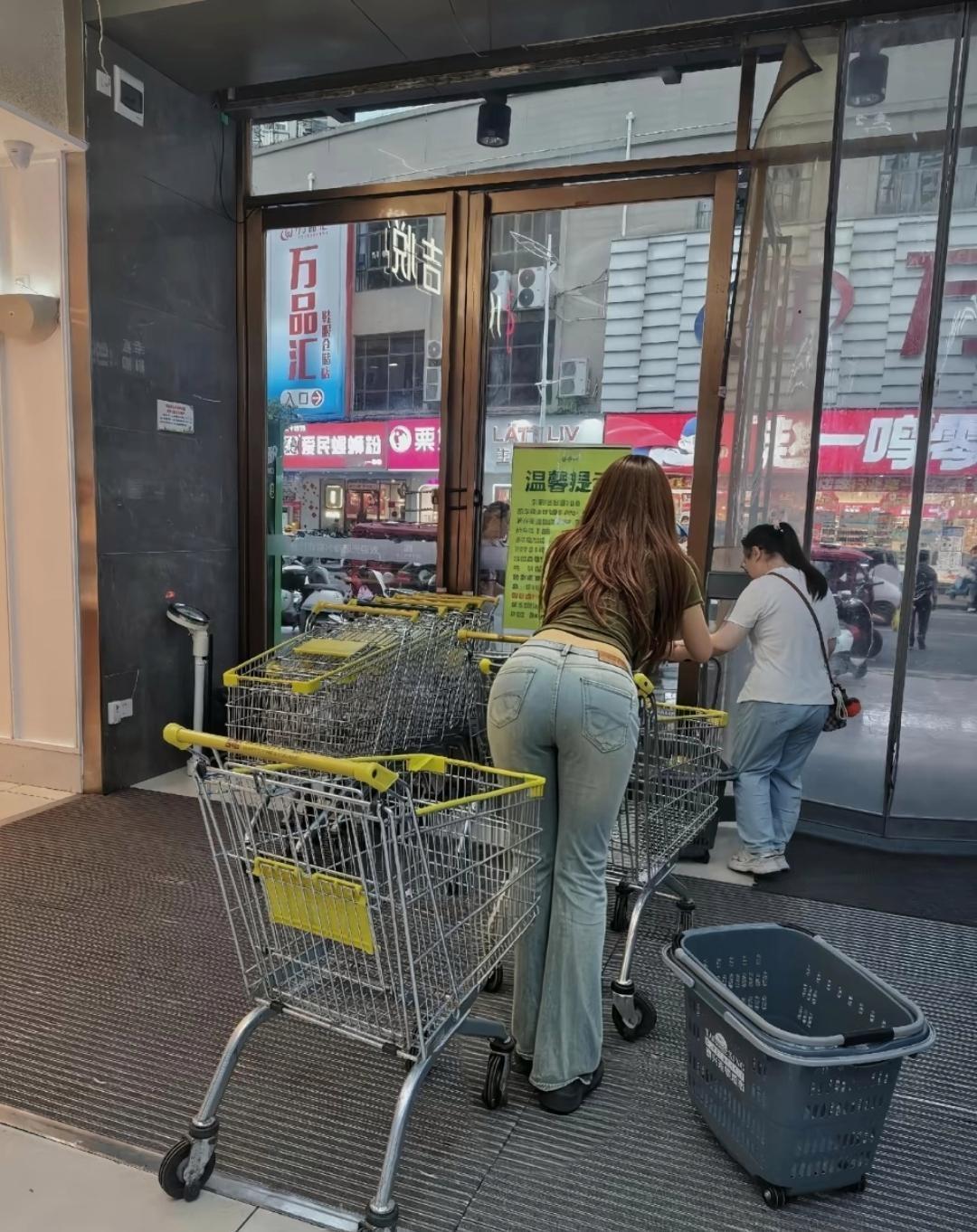 穿牛仔短裤拍照,究竟可以有多美?这样的牛仔裤女生，可能是每个女孩子也梦寐以求的吧