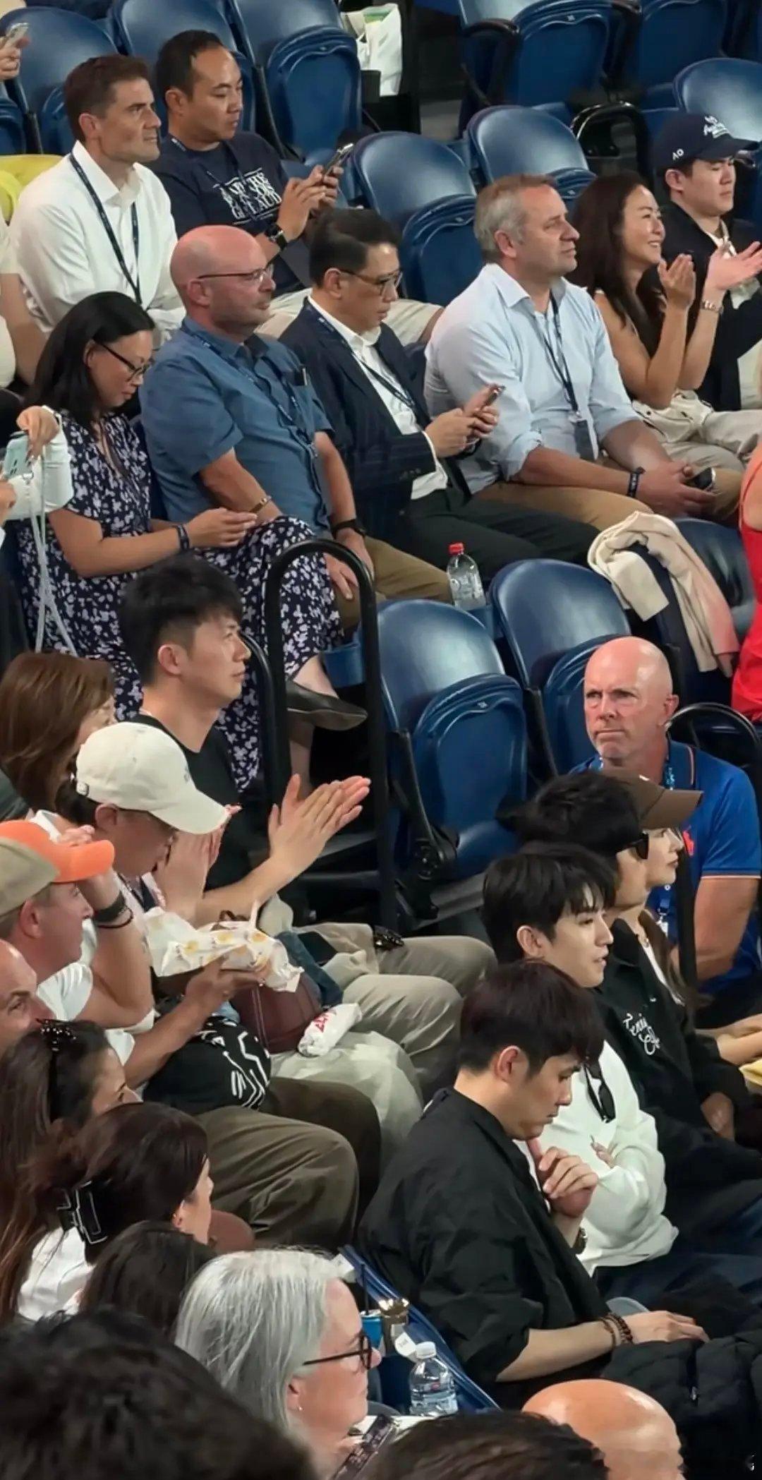 三字跟周杰伦一起看澳网了