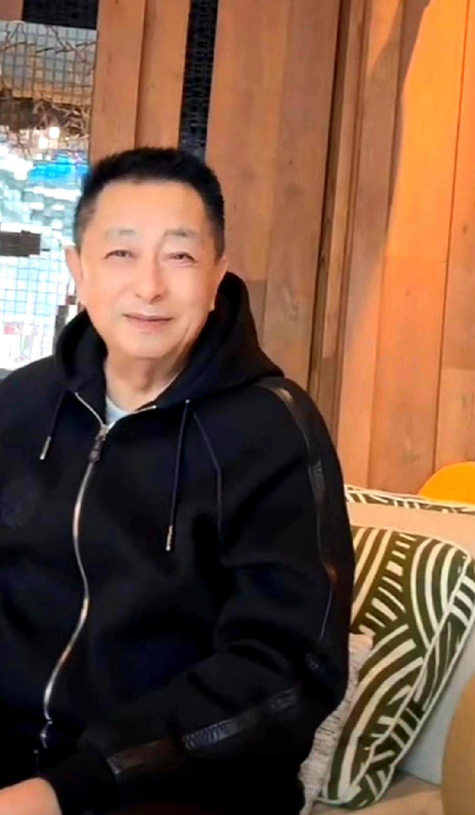 离婚四十年的张兰和汪大爷居然同框直播晒孙子了21号他俩坐国航CA185飞