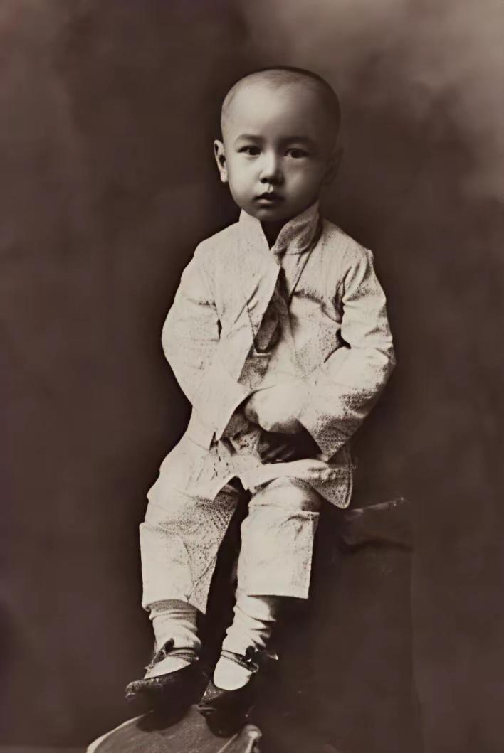 这是钱学森萌娃时期的真实样貌，都看看吧，钱老小时候天庭饱满，确实小时候的原生家庭