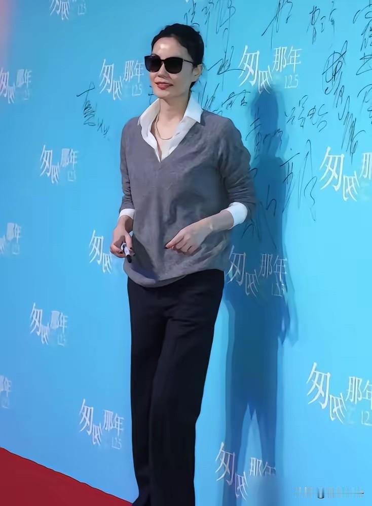 王菲就穿一件灰针织衫去首映礼，周围明星个个高定加身，她却连妆都懒得化。但她往那一