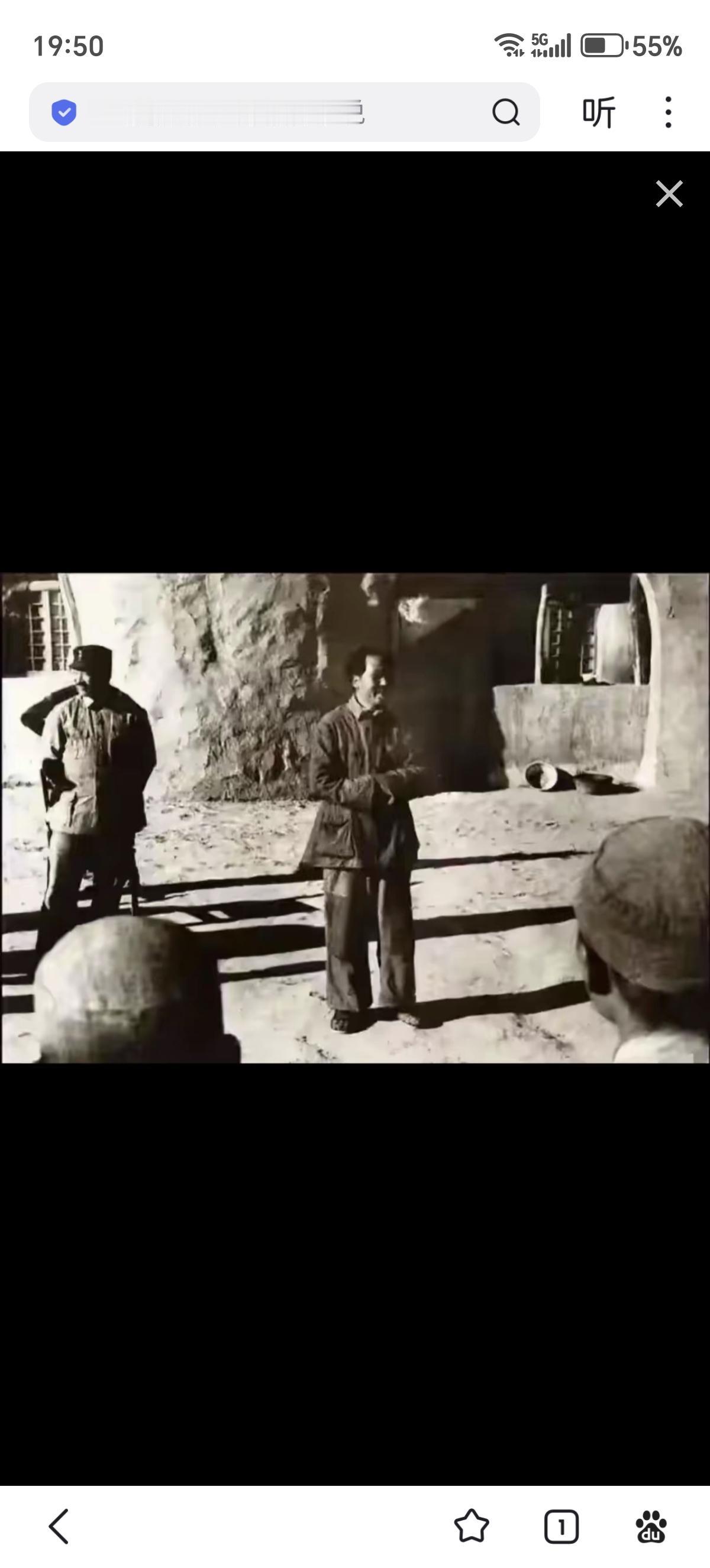 延安最艰苦的寒冬，这张照片里的毛主席衣着破旧，双手冻得只能揣进袖筒取暖。即便条