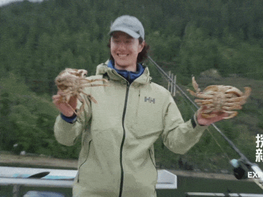 大螃蟹，大大的三文鱼，大虾……王一博真的是名副其实的“小福星”啊，海钓的运气简