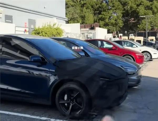 特斯拉廉价版内饰ModelY曝光，给大家提炼几个关键信息：1、没有玻璃车顶的大