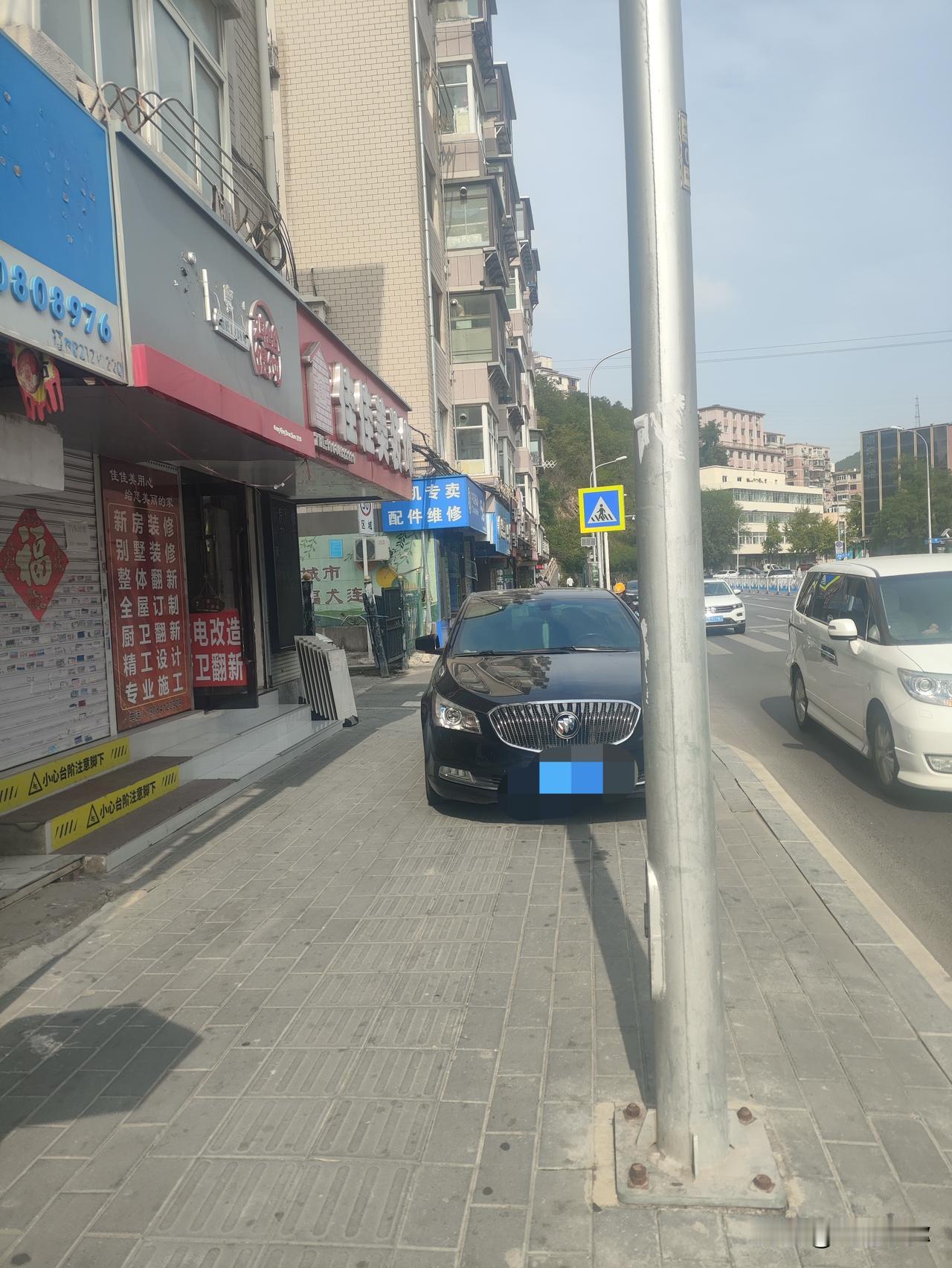 盲道变“忙道”，便民坡口成了违停“后门”？大连长春路这一幕太气人！今天必须吐