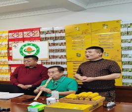 蜷缩在后备箱里的闫学晶，大概想不到自己有天会觉得几十万“不够花”。90年代，她