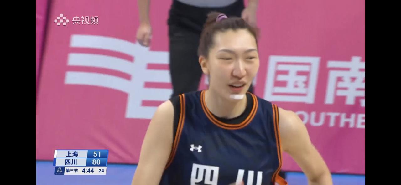 温暖与无奈，在四川女篮与上海女篮的比赛中上演。就在刚刚，四川女篮与上海女篮的