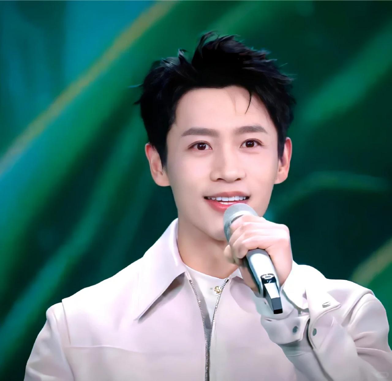 主持人问魏晨：“你们吵架的时候谁哄谁？”魏晨说：“互相哄。”主持人又问：“那你都