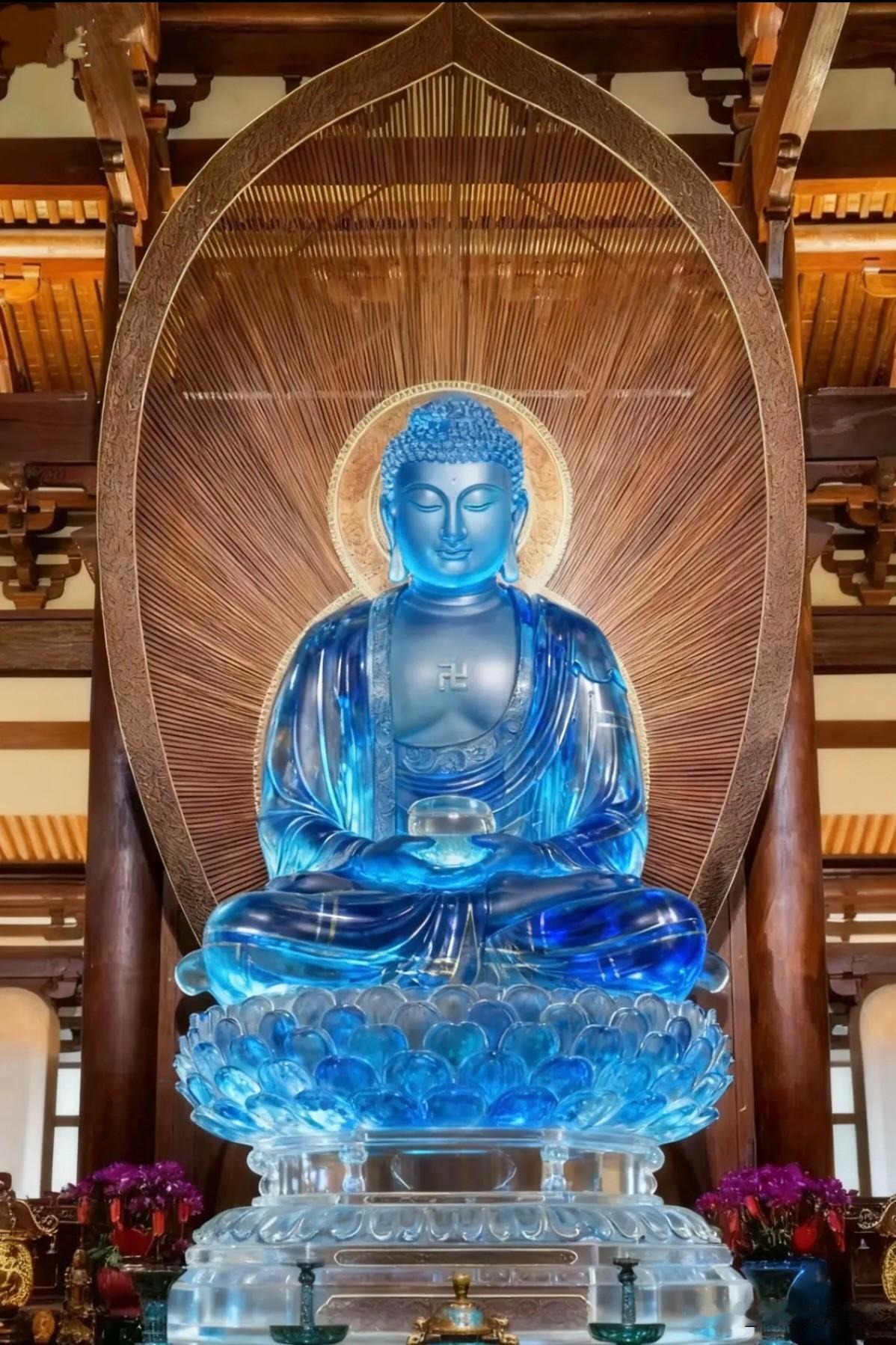 这尊蓝色琉璃佛，专治人间疾苦，看完心里瞬间通透见过金佛、玉佛，第一次被这尊