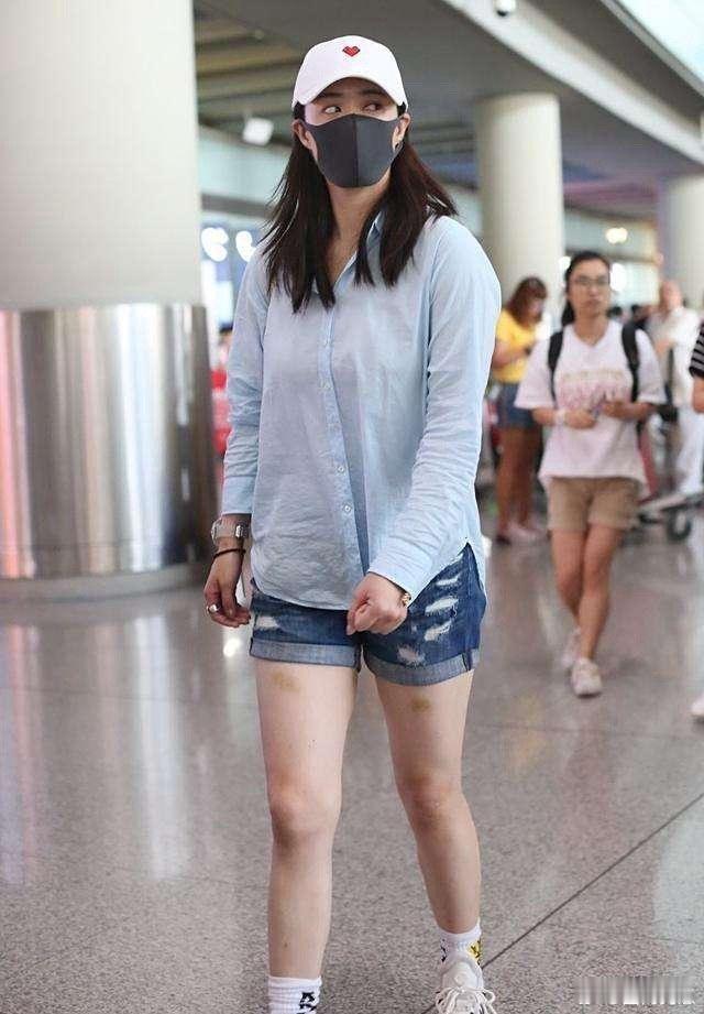蒋欣机场私服超会穿，淡蓝衬衫配牛仔短裤，简约清爽～​​​