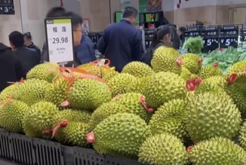 现在去水果店，明显感觉曾经的“贵族水果”越来越便宜。金枕榴莲从四五十元一斤跌