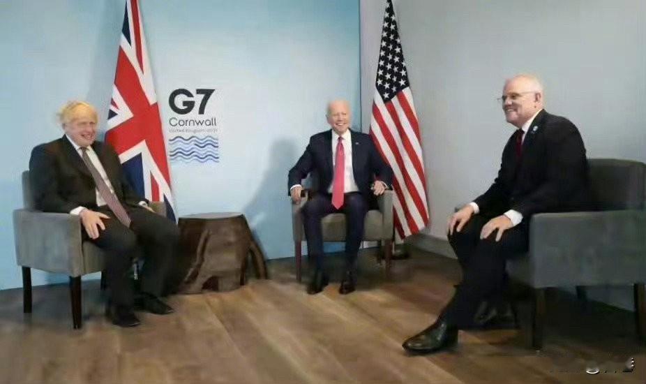 不装了，摊牌了！2021年，在英国首相约翰逊的搅合下，美国抢了法国的潜艇订单