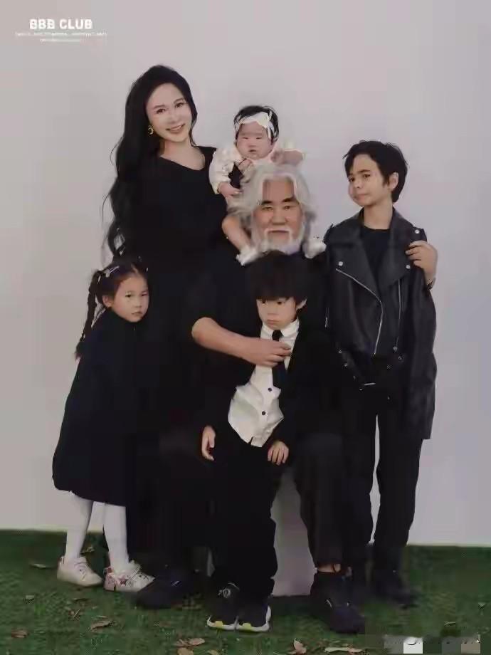 74岁张纪中硬核宠女！全网玩梗翻车现场，老爷子怒甩王炸：把你外婆许配给你？这年