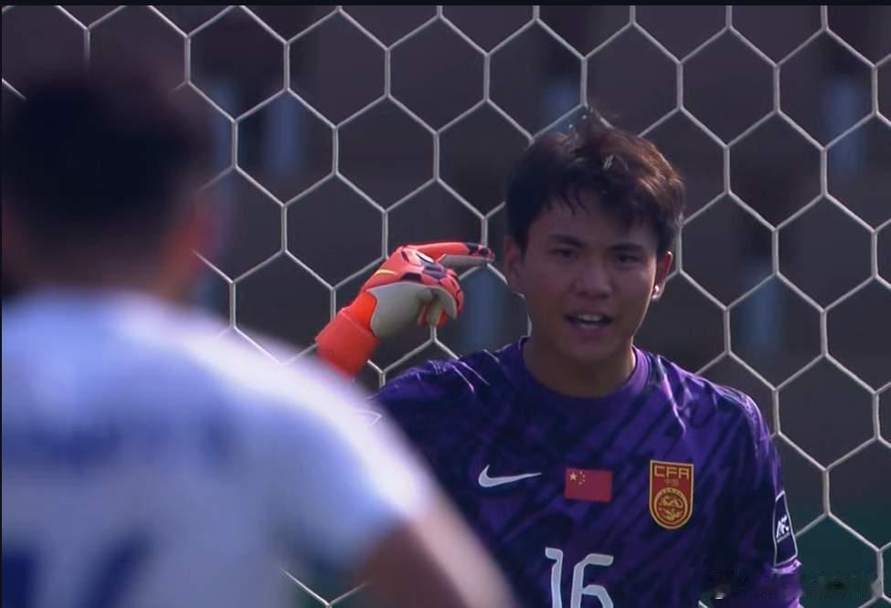 U23，门将李昊，何许人也？2004年3月6日出生，河南南阳人，1.91米，中国